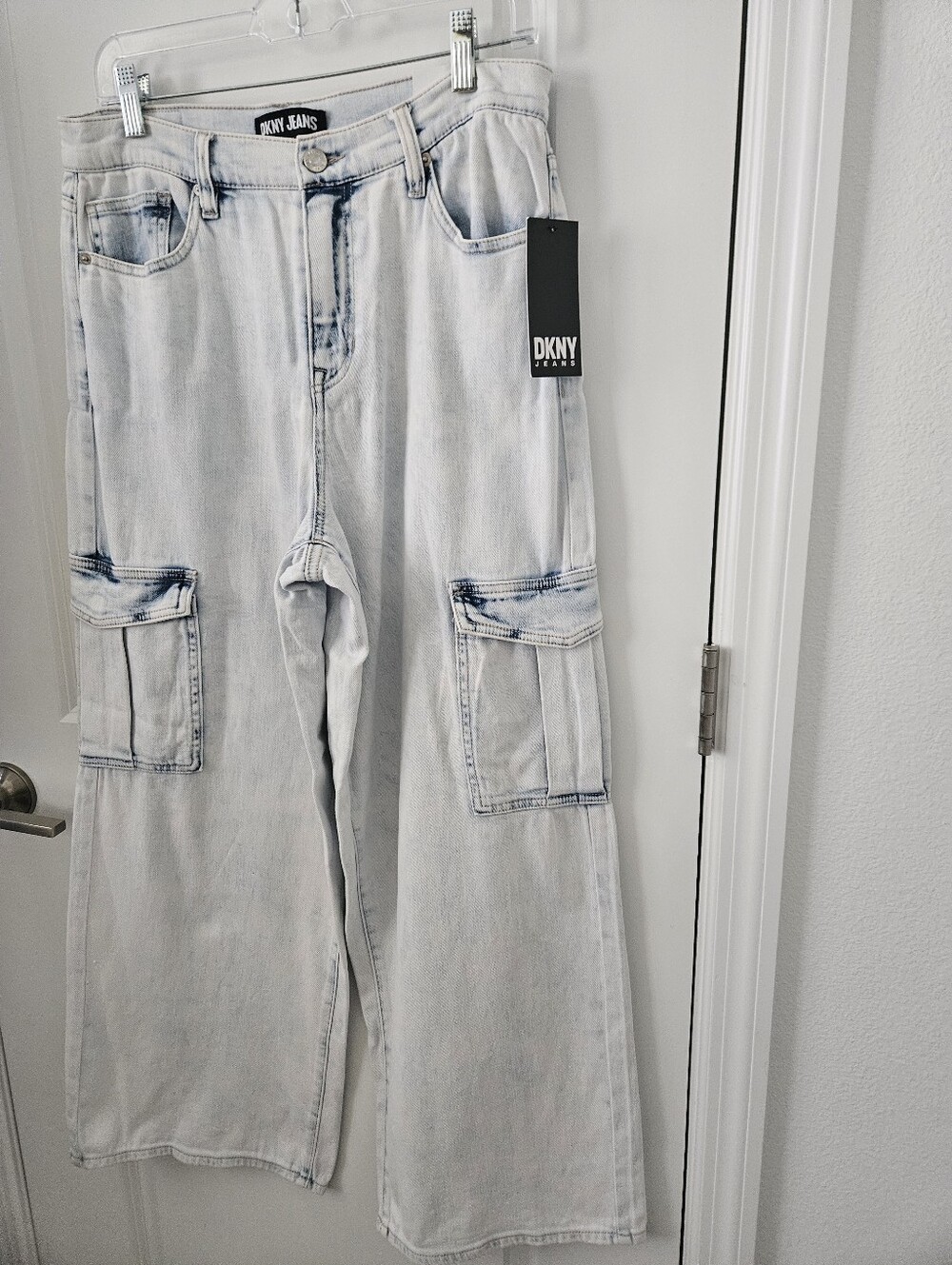 NWT DKNY JEANS Women's High-Rise Wide-Leg Cargo Jeans Open Sky Wash Size 30